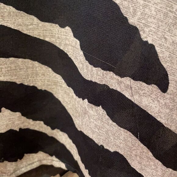 ✨CAbi 5046 Tivoli Zebra Print sleeveless top - Picture 8 of 8